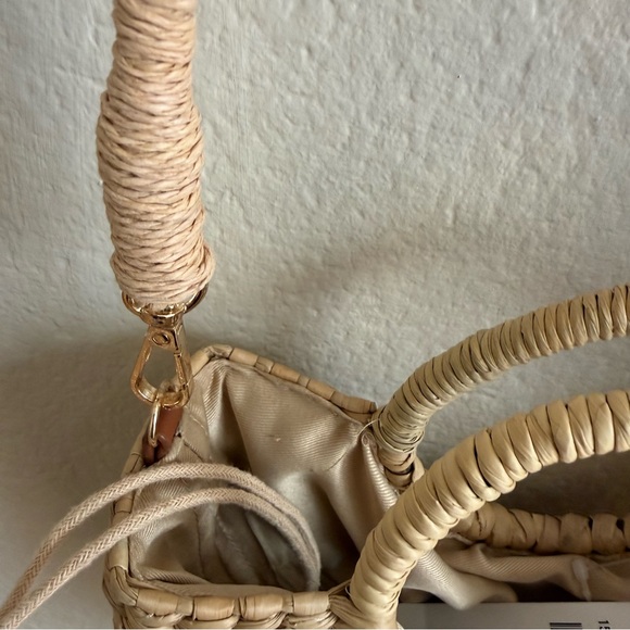 Elegant Tan Woven Shoulder Bag - Picture 5 of 12